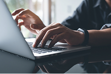 mains tapant sur un clavier