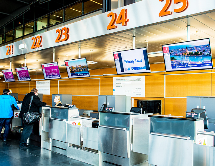 charleroi airport digital signage